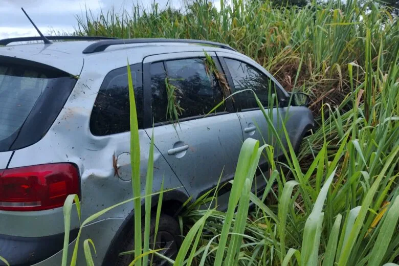 Duas mulheres ficam feridas após carro capotar na BR-381, em Nova Era