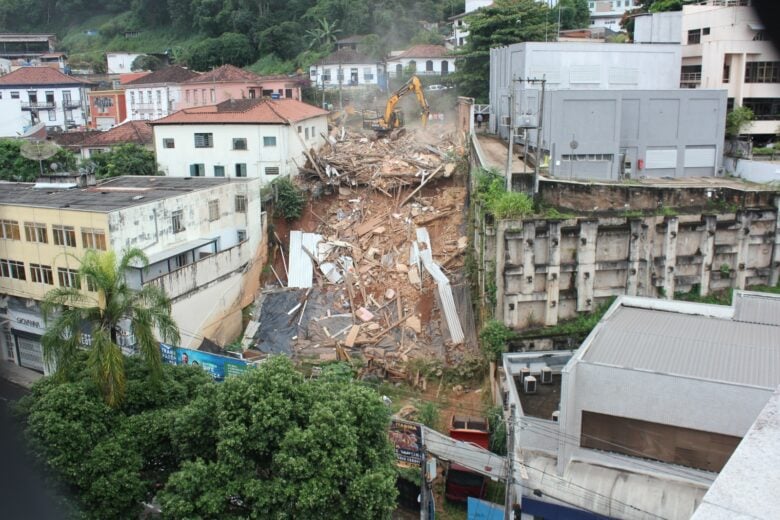 Casarão do século XIX que corria risco de desabamento é demolido em Itabira