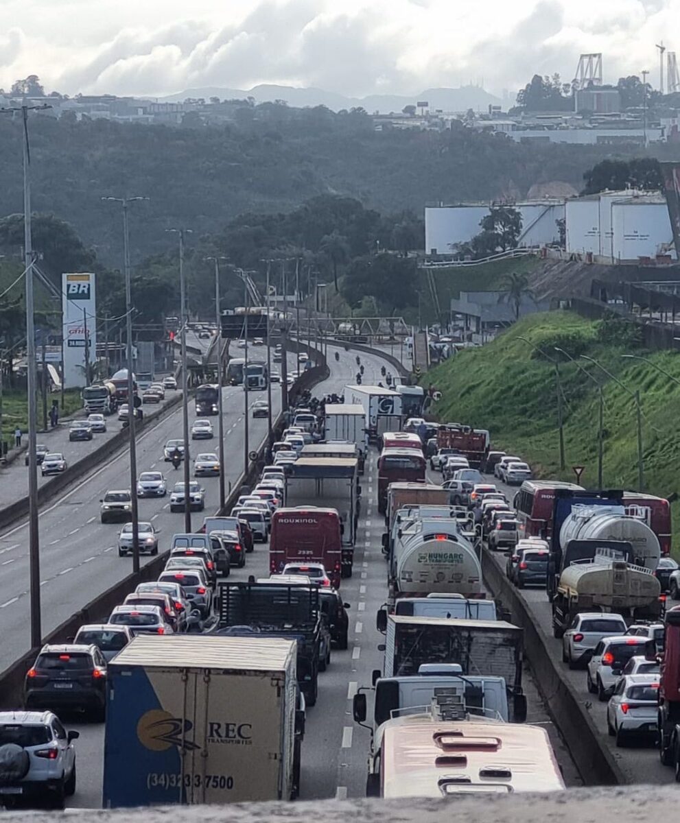 BR-381: caminhão carregado com sucata tomba e causa congestionamento na Fernão Dias