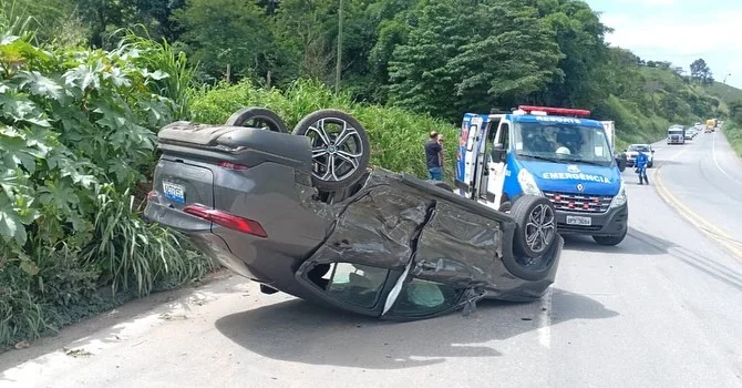 Van perde direção e colide com dois carros, que capotam, na BR-381 em Nova Era