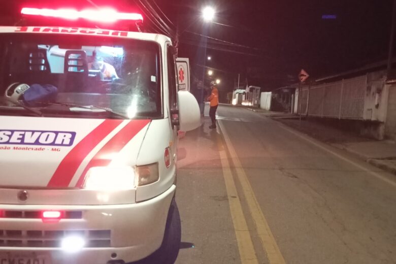 Veículo cai em ribanceira e deixa dois feridos em Rio Piracicaba