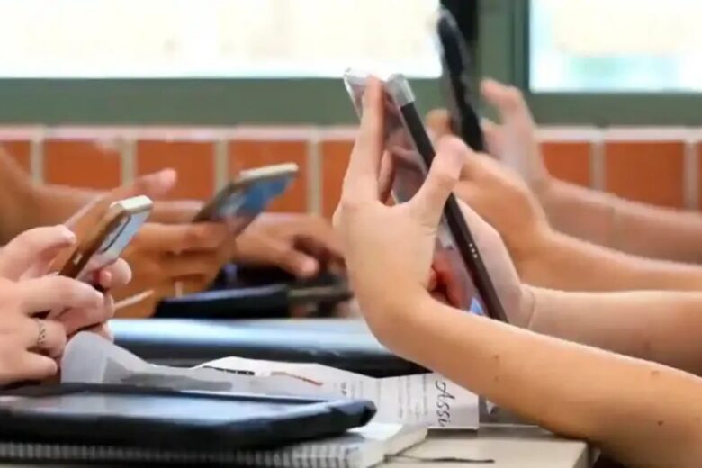 Saiba como redes de ensino que proíbem celulares aplicam as regras