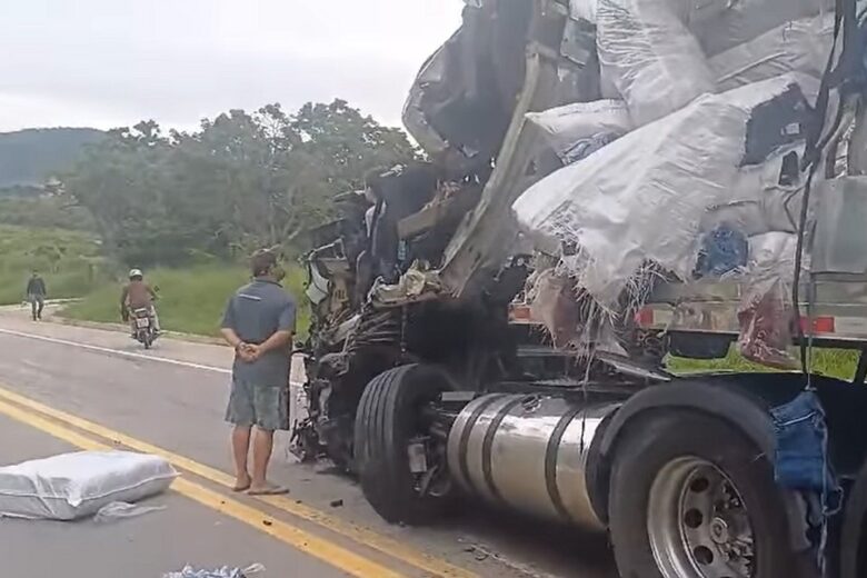 Caminhoneiro morre em acidente na BR-116; filho de 16 anos dirigia carreta