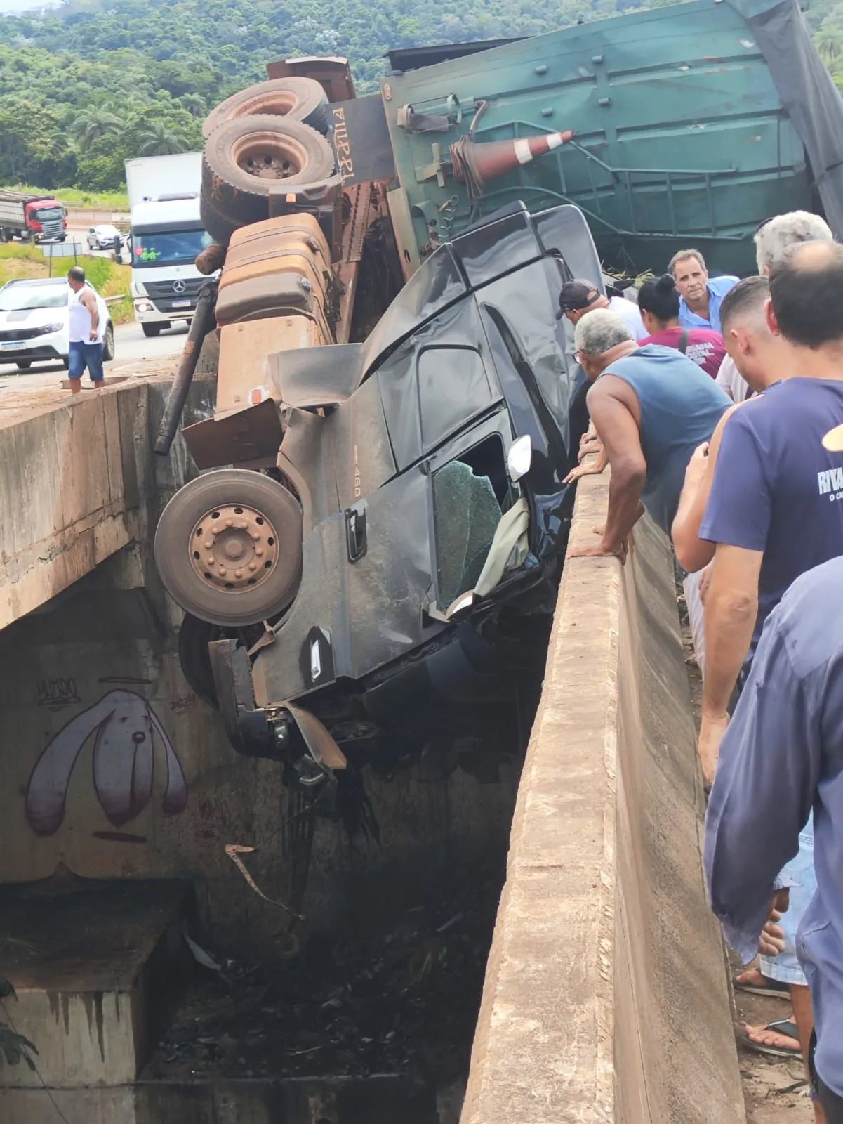 Motorista de carreta que tombou na BR-381 em Caeté não resiste aos ferimentos