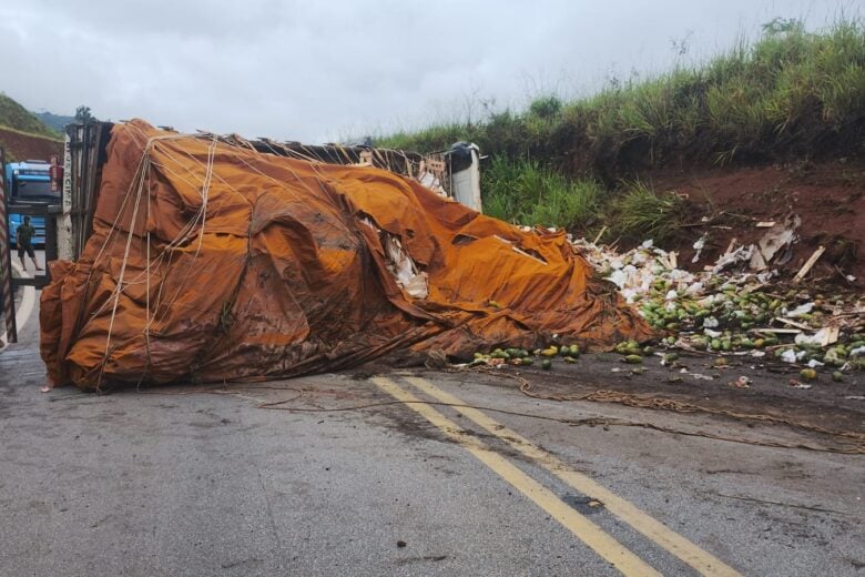 Caminhão tomba na MGC-120 entre Nova Era e Itabira; pista é interditada nos dois sentidos