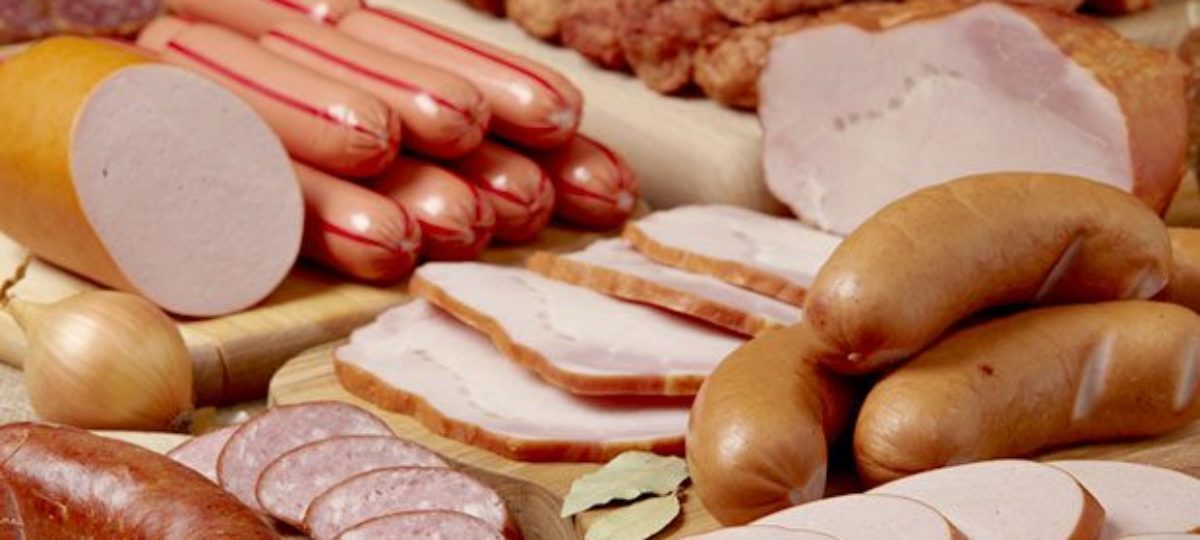 Consumo de carne processada pode aumentar risco de demência, aponta estudo da Universidade de Harvard