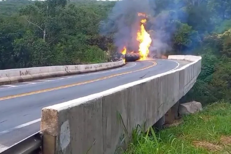 Risco de explosão: carreta carregada com etanol pega fogo na BR-251, em MG