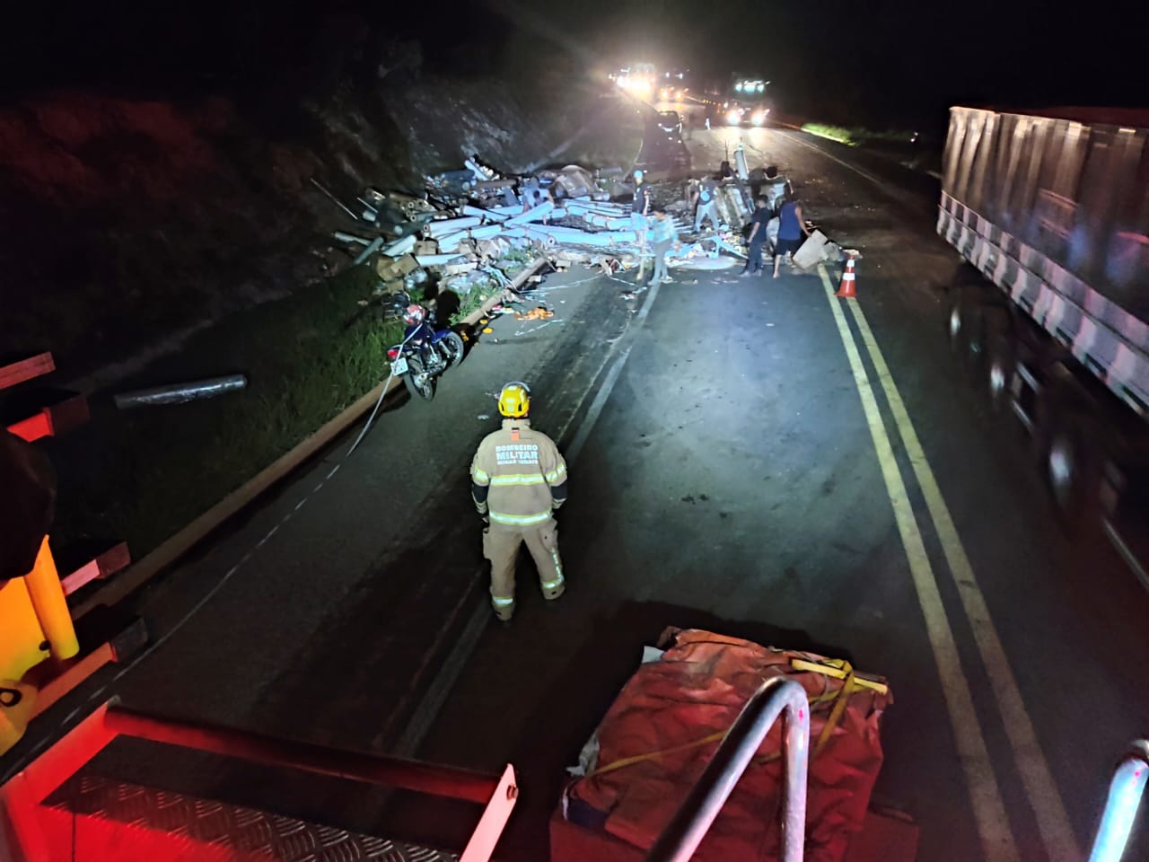 Acidente entre carreta e automóvel deixa três feridos na BR-251, em Grão Mogol