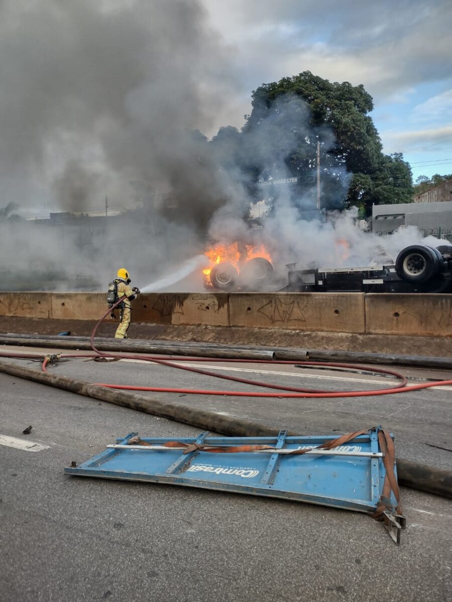 Motorista morre carbonizado após carreta pegar fogo na BR-381, em Betim