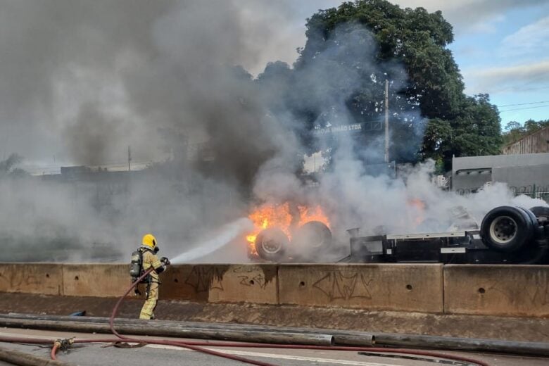 Motorista morre carbonizado após carreta pegar fogo na BR-381, em Betim