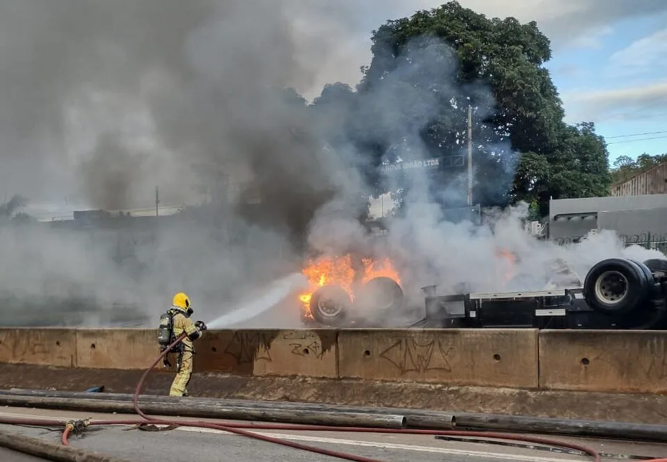 Motorista morre carbonizado após carreta pegar fogo na BR-381, em Betim