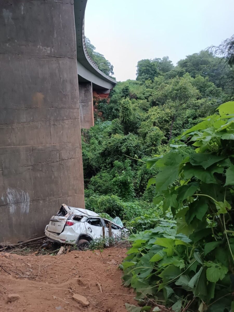 Carro despenca em ribanceira na BR-365, deixando duas vítimas feridas