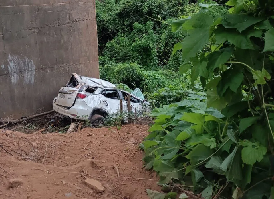 Carro despenca em ribanceira na BR-365, deixando duas vítimas feridas