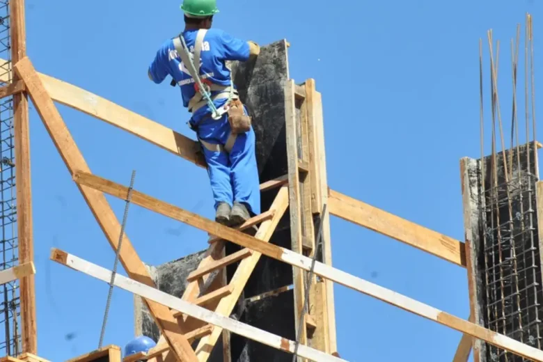 Sine Itabira oferece vaga para servente de obras nesta segunda-feira (3)