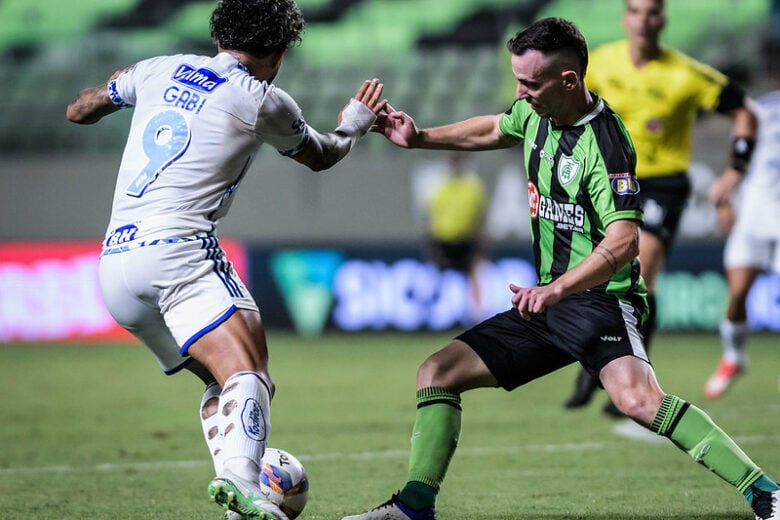 Clássicos em MG e SP no futebol de domingo