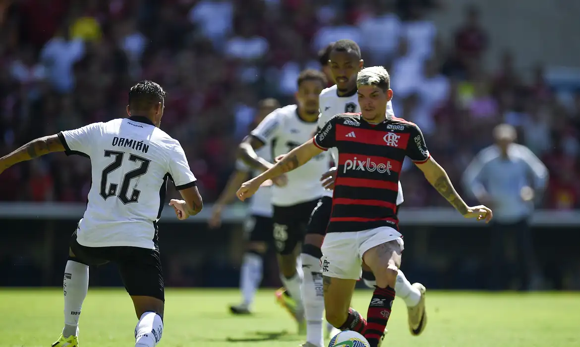 Botafogo e Flamengo disputam Supercopa o Brasil neste domingo