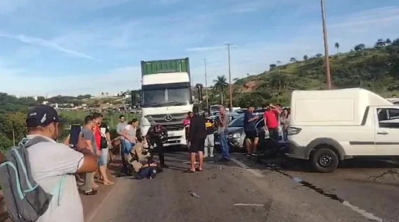 BR-381: acidente com cinco veículos na Fernão Dias causa congestionamento em Betim