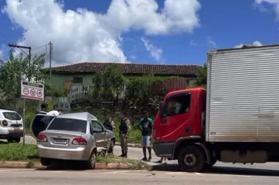 Colisão entre caminhão e carro deixa três feridos em Ouro Preto