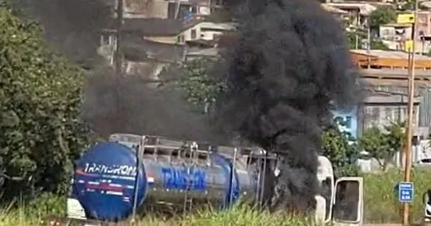 Colisão entre carretas provoca incêndio e interdição no Anel Rodoviário de BH