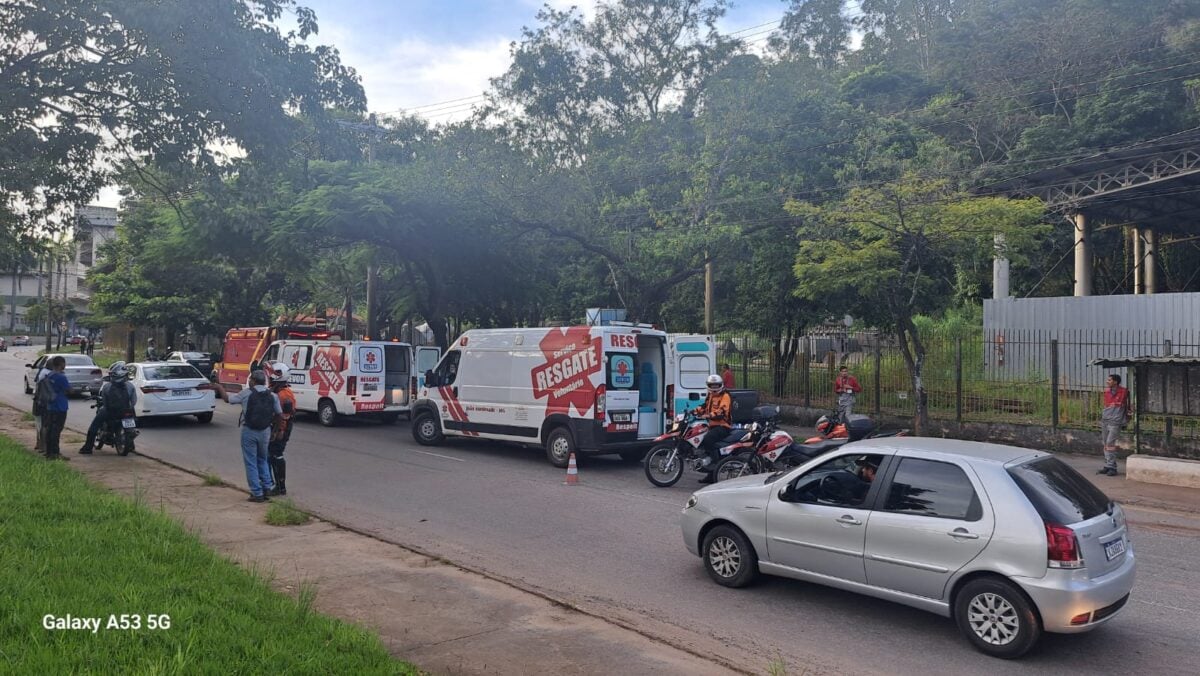 Atropelamento deixa duas pessoas feridas na avenida Getúlio Vargas, em João Monlevade