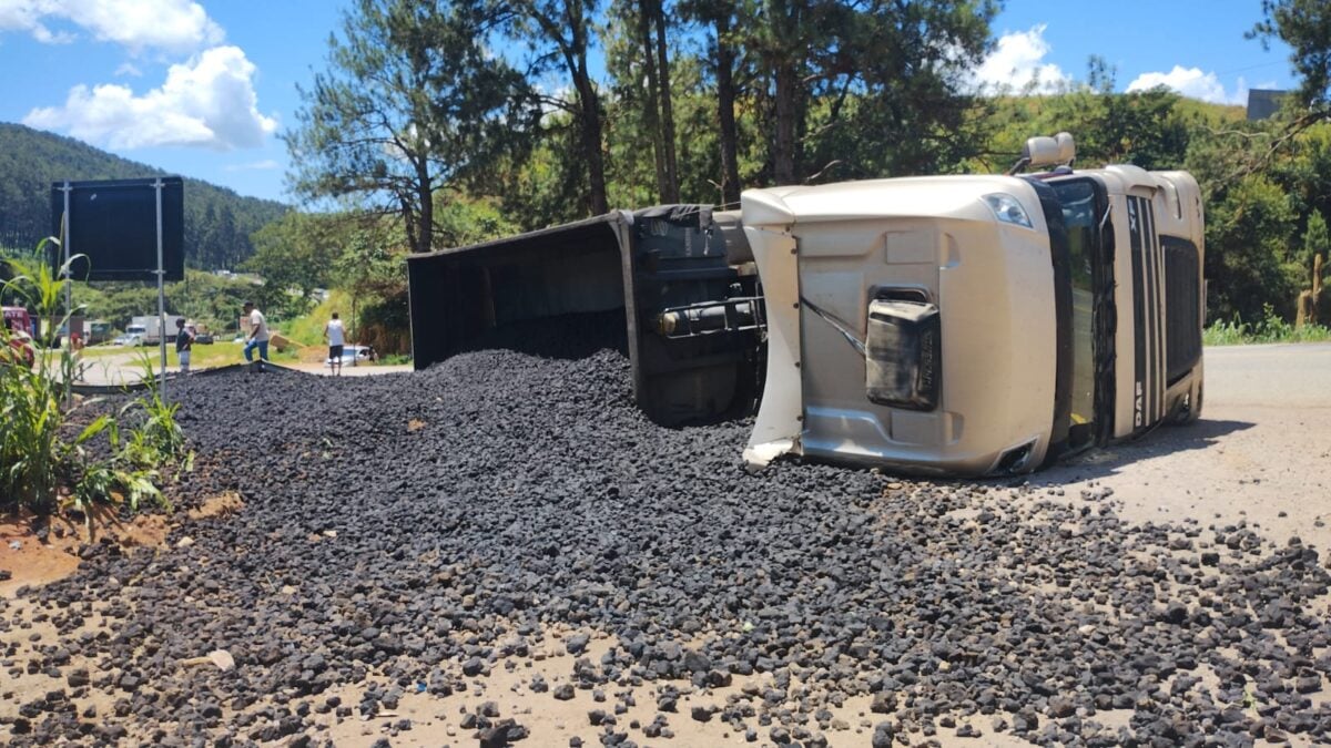 Carreta carregada de carvão tomba na BR-381, em Nova Era