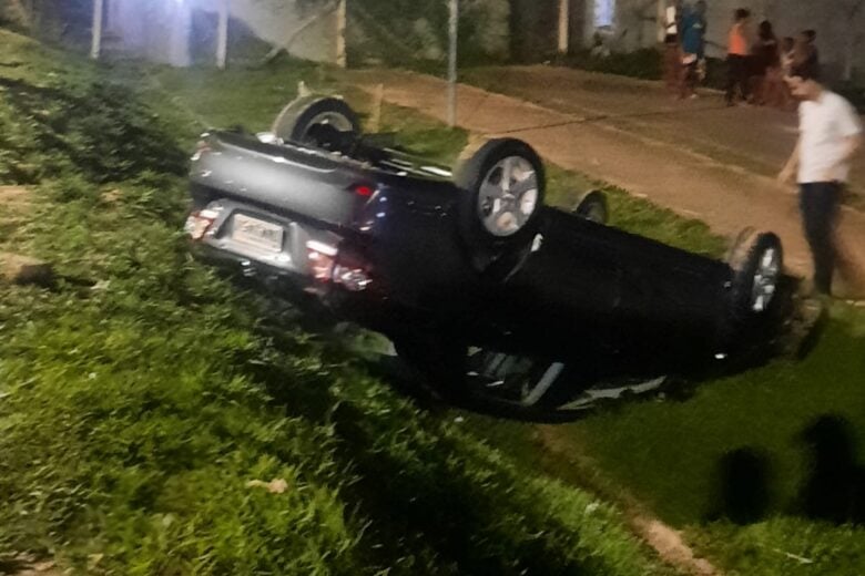 Carro capota na avenida Deputado Jorge Ferraz após motorista perder controle no bairro Fênix