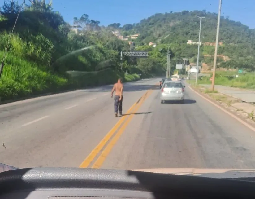 Homem é flagrado nu caminhando na BR-381, próximo a Ravena