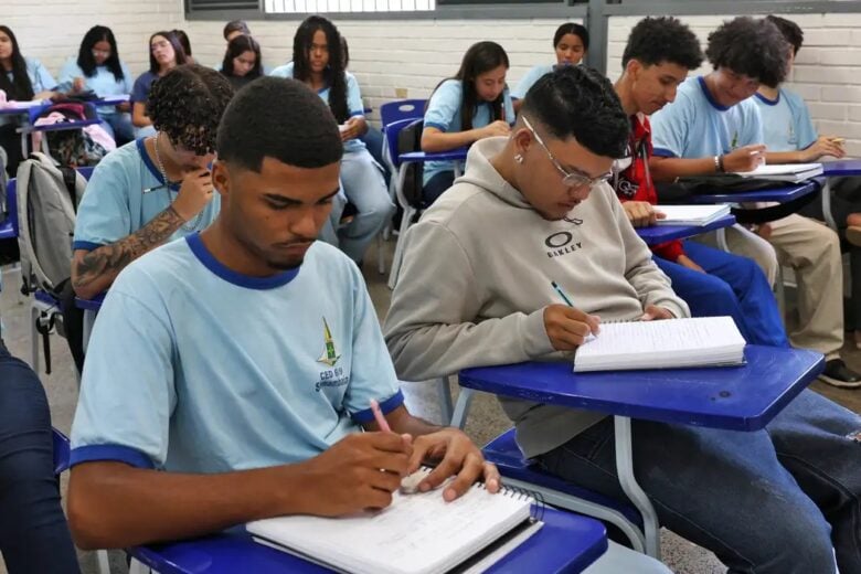 ‘Ajudar a família e investir na educação’: alunos contam como usam o auxílio ‘Pé-de-Meia’