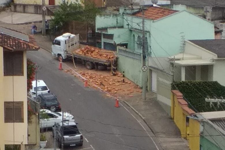 Caminhão e carreta sofrem falhas e voltam de ré na rua Cesário Alvim, no Centro de Itabira 