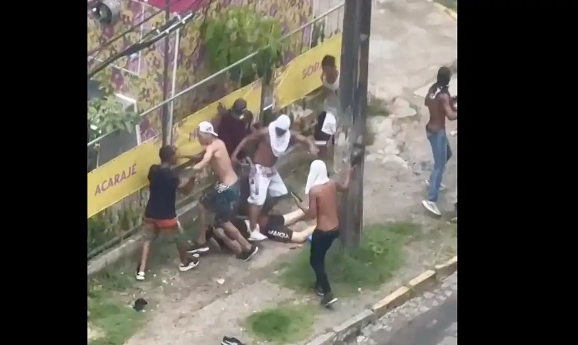 Confronto entre torcidas no Recife provoca destruição