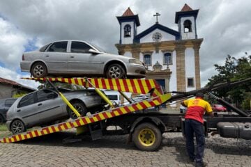 Prefeitura de Mariana remove veículos abandonados em vias públicas
