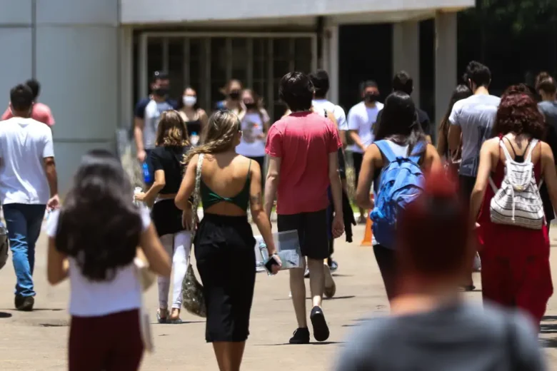 Estudantes de licenciatura podem se cadastrar para concorrer a bolsas