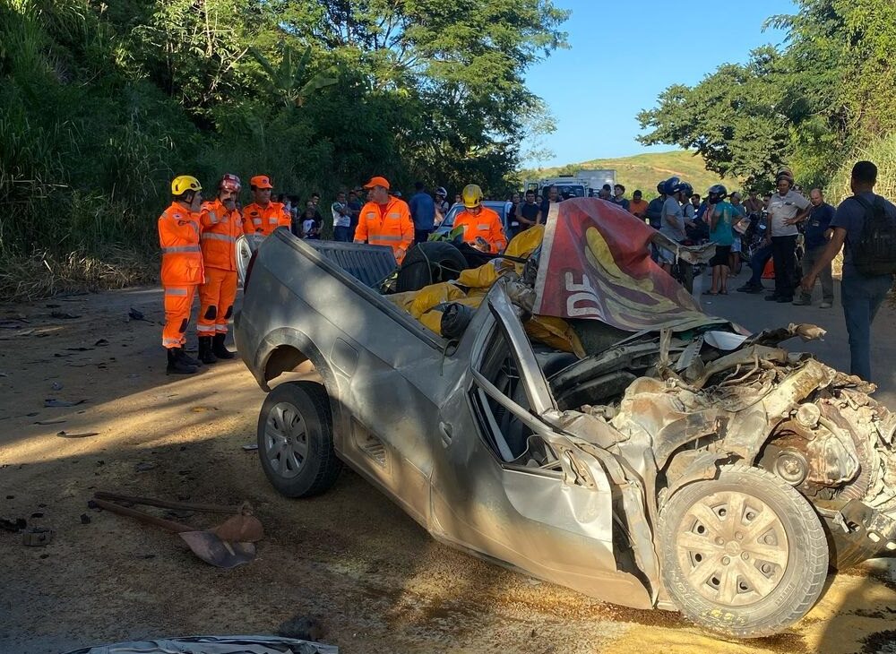 Colisão entre carro, moto e caminhão deixa dois mortos na BR-458, em Caratinga
