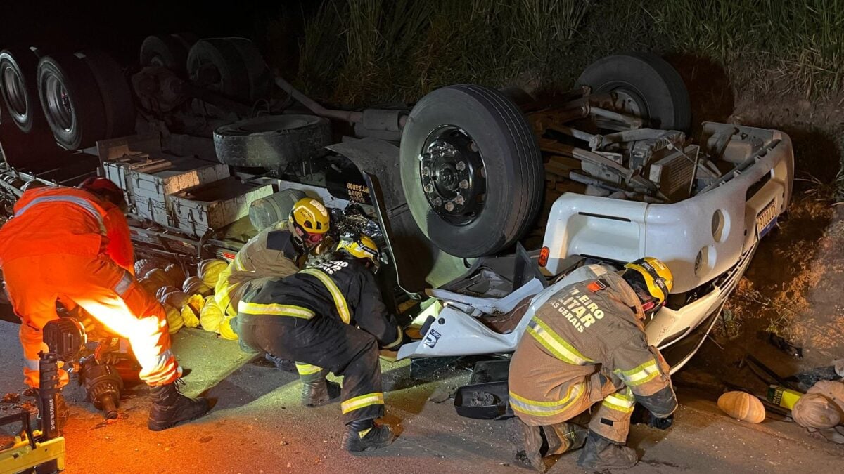 Caminhão carregado com abóboras capota na BR-116 e deixa uma vítima fatal