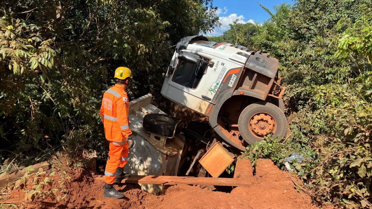 Motorista de caminhão é resgatado após ponte desabar na BR-464