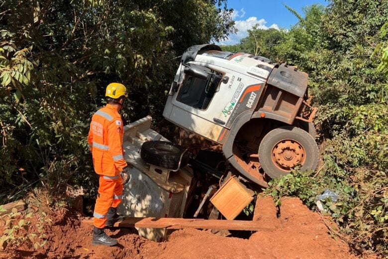 Motorista de caminhão é resgatado após ponte desabar na BR-464