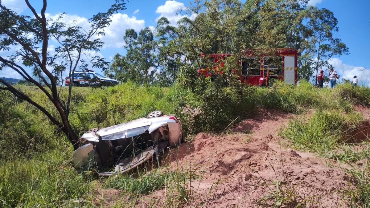 Motorista fica preso às ferragens após capotamento na BR-494