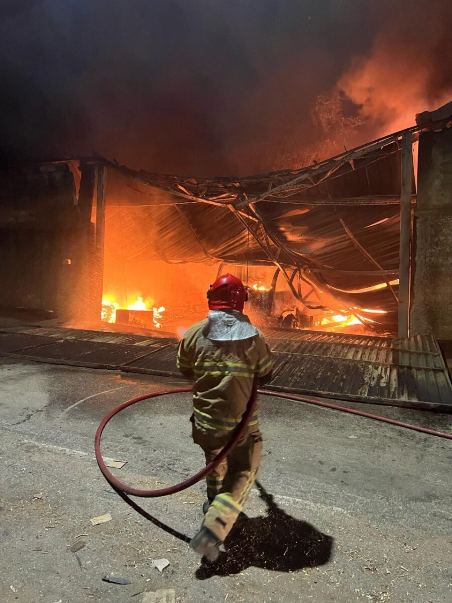 Bombeiros combatem incêndio por 10 horas em empresa de resíduos sólidos em Betim