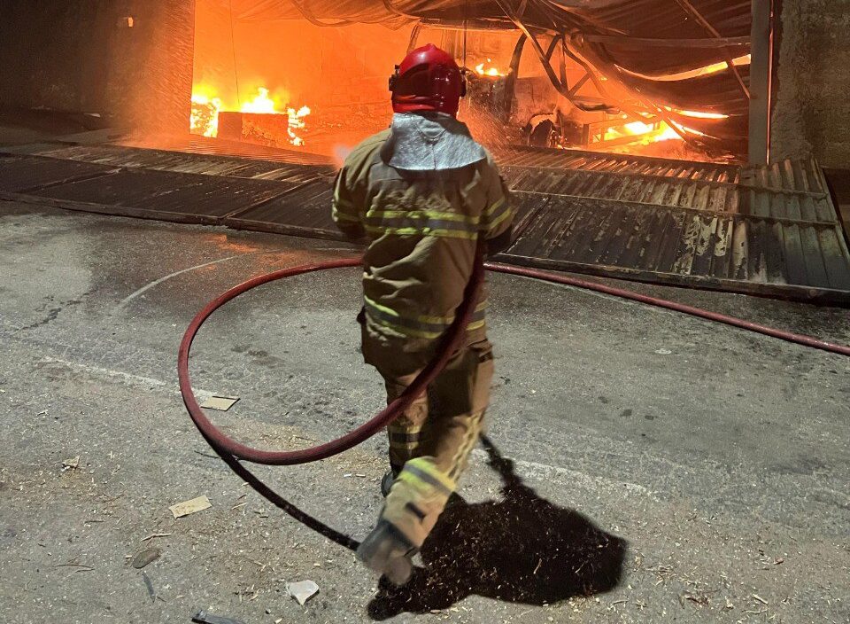 Bombeiros combatem incêndio por 10 horas em empresa de resíduos sólidos em Betim