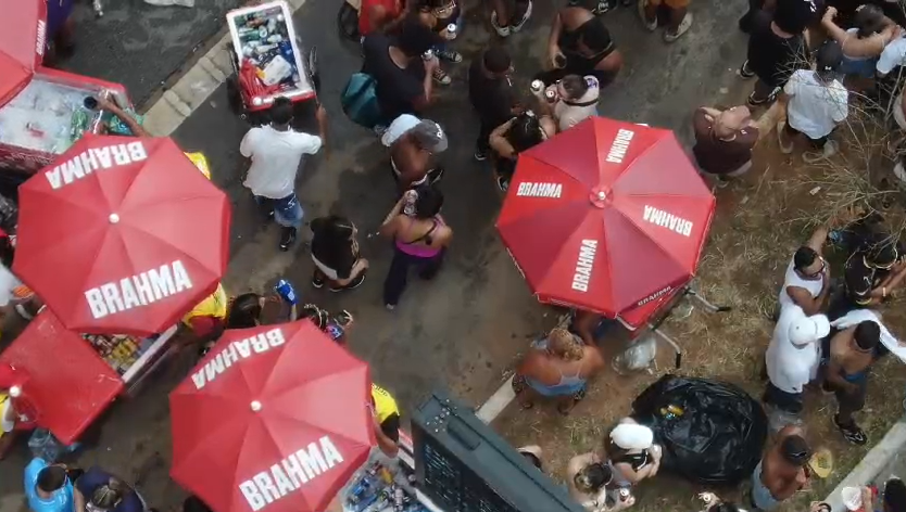 Drone da PM flagra furto em bloco de carnaval e suspeitos são detidos em SP