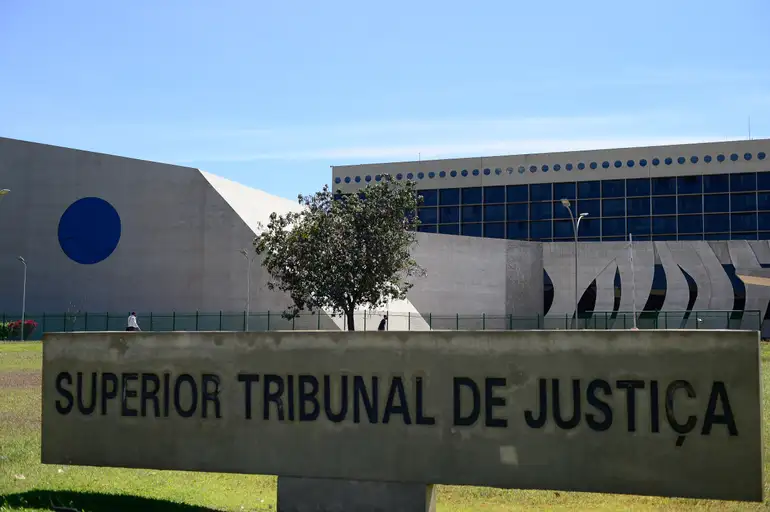 STJ desclassifica injúria racial contra pessoa branca