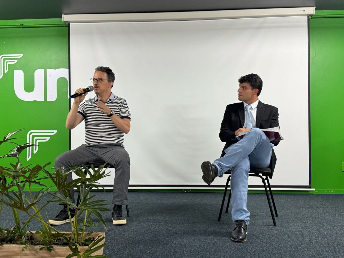 Leonardo Sette e Cássio Hermes debatem o bem-estar mental do trabalhador na Conferência Municipal de Saúde