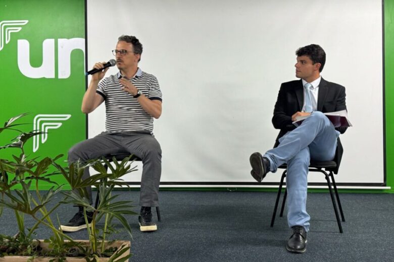 Leonardo Sette e Cássio Hermes debatem o bem-estar mental do trabalhador na Conferência Municipal de Saúde