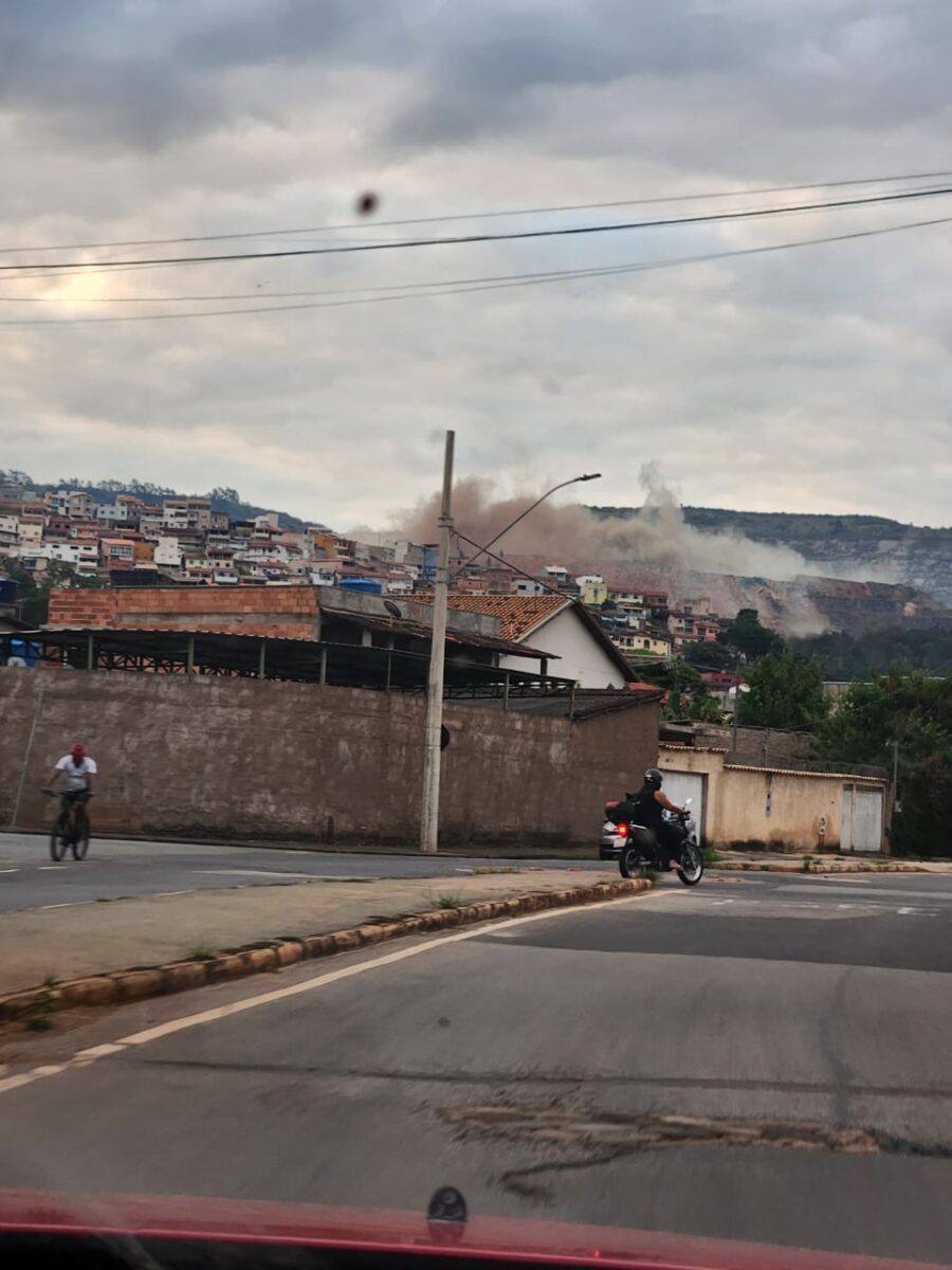 Final de semana tem registro de nuvem de poeira em Itabira após atividades na área da Vale