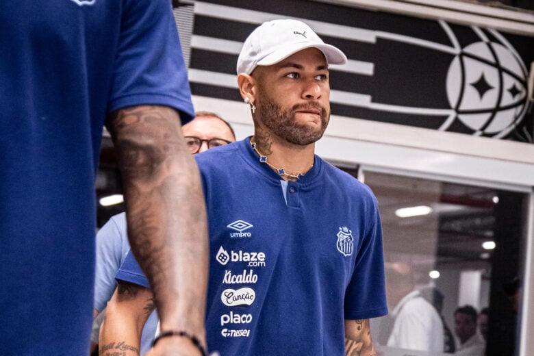 Neymar quebra silêncio e diz que sentiu lesão dois dias após passar a noite na Sapucaí no Carnaval