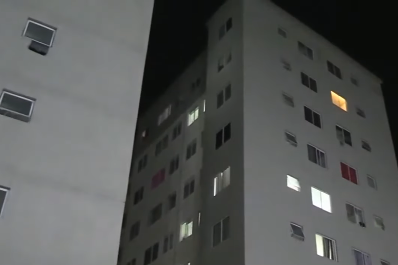 Que tragédia! Criança discute com a mãe por assunto de cunho sexual em celular e morre ao cair de prédio