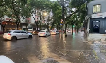 Chuva intensa causa congestionamentos e transtornos no trânsito de Belo Horizonte, nesta terça-feira (18)