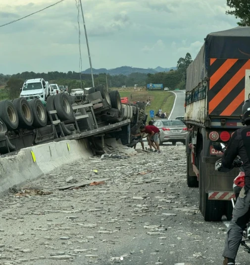 Tombamento de caminhão interdita pista da BR-381 em Estiva