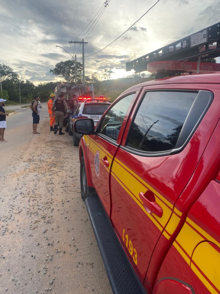 Em Betim, populares salvam mulher de ser enterrada viva