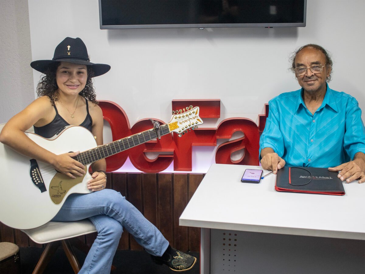 A cantora Rebeca Kennye encanta na DeFato